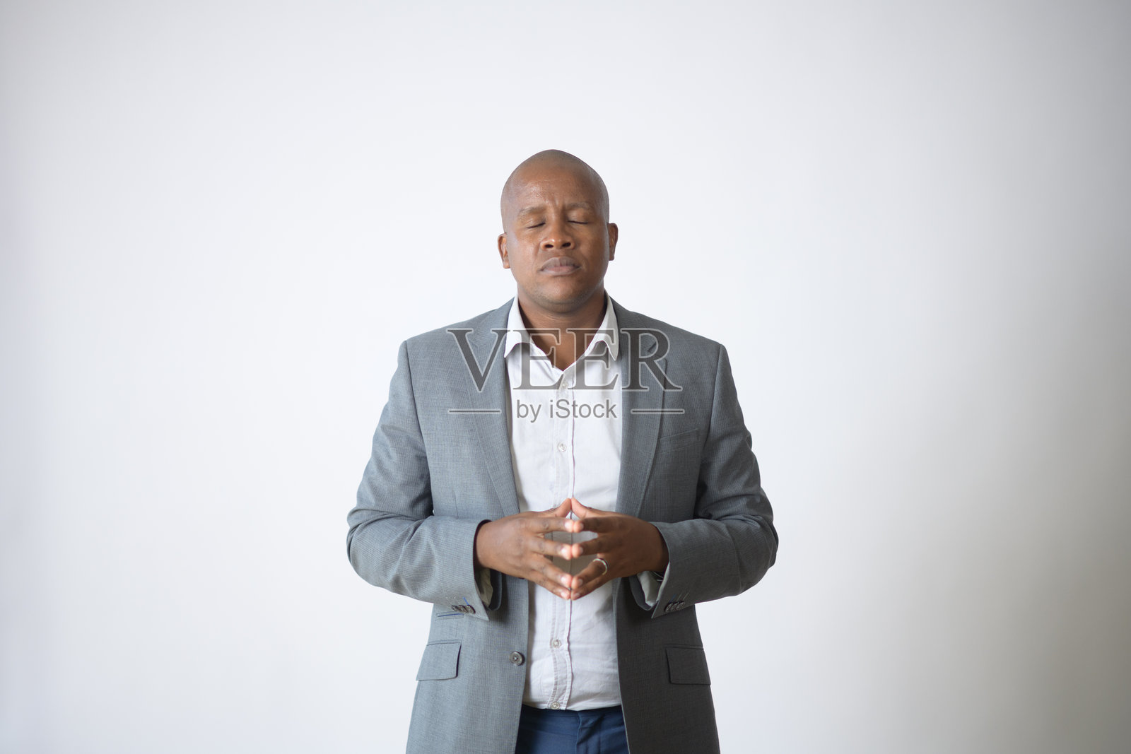 黑人商人工作室肖像，平静的面部表情，闭着眼睛照片摄影图片