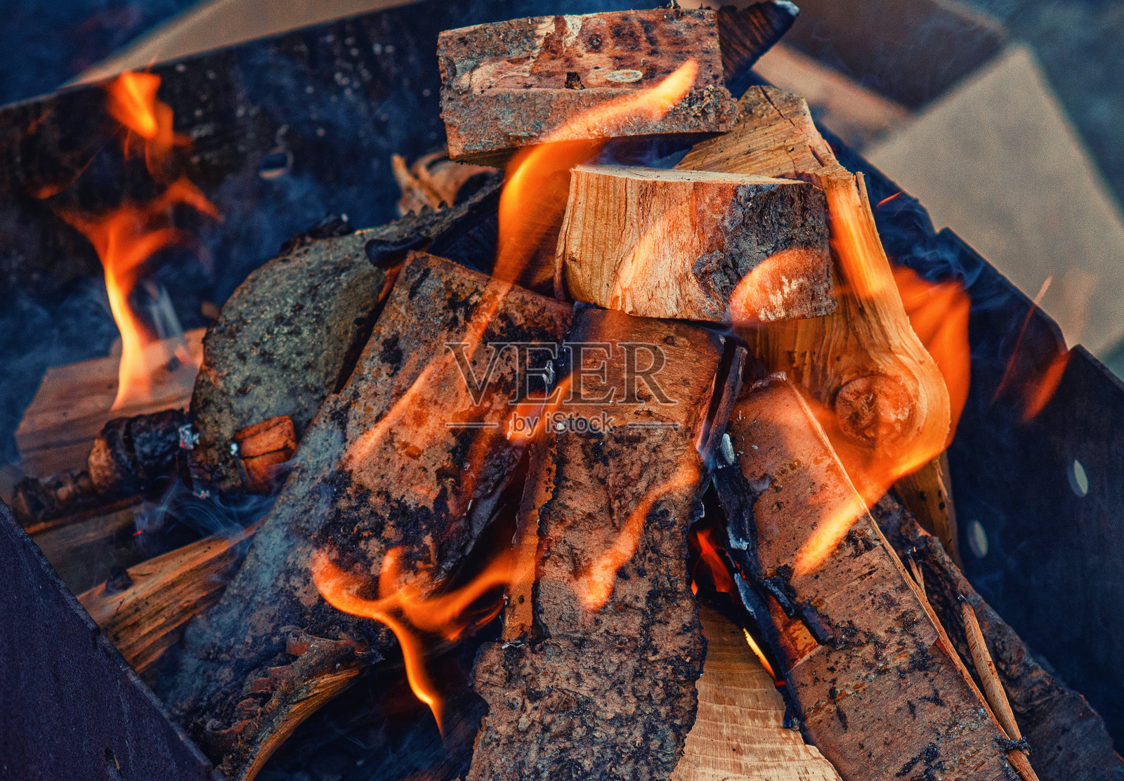 烧烤架上的木柴正在燃烧。点火准备烹饪烧烤。照片摄影图片