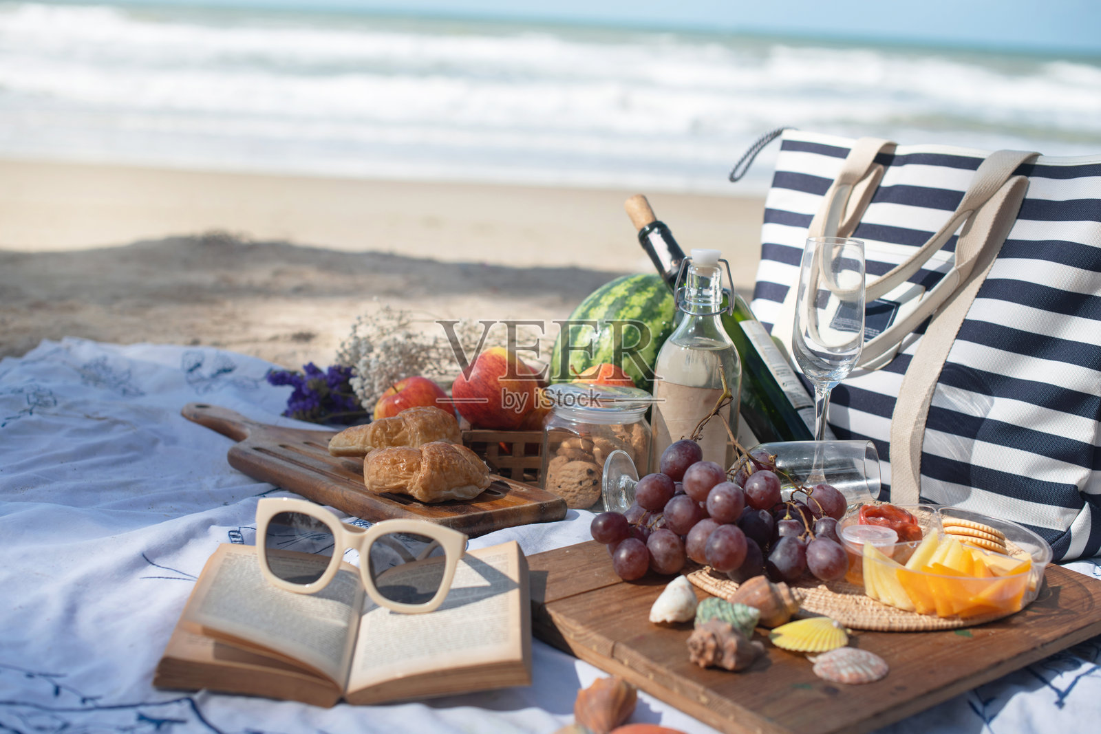 海滩上的户外野餐照片摄影图片