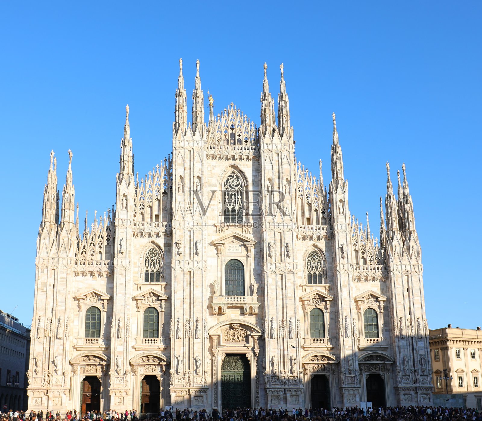 米兰大教堂的主立面，意大利语称为DUOMO DI MILANO，采用哥特式风格，背景是天空。照片摄影图片