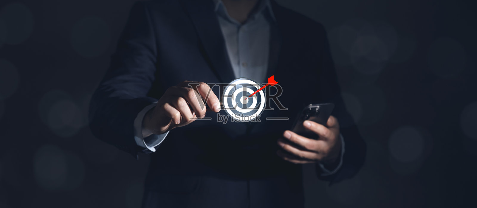 手持放大镜与白色飞镖靶照片摄影图片