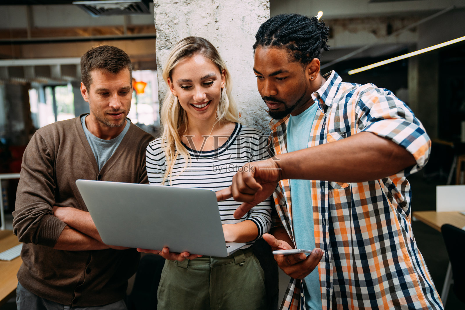 现代明亮办公室内的创业团队会议，共同协作工作照片摄影图片