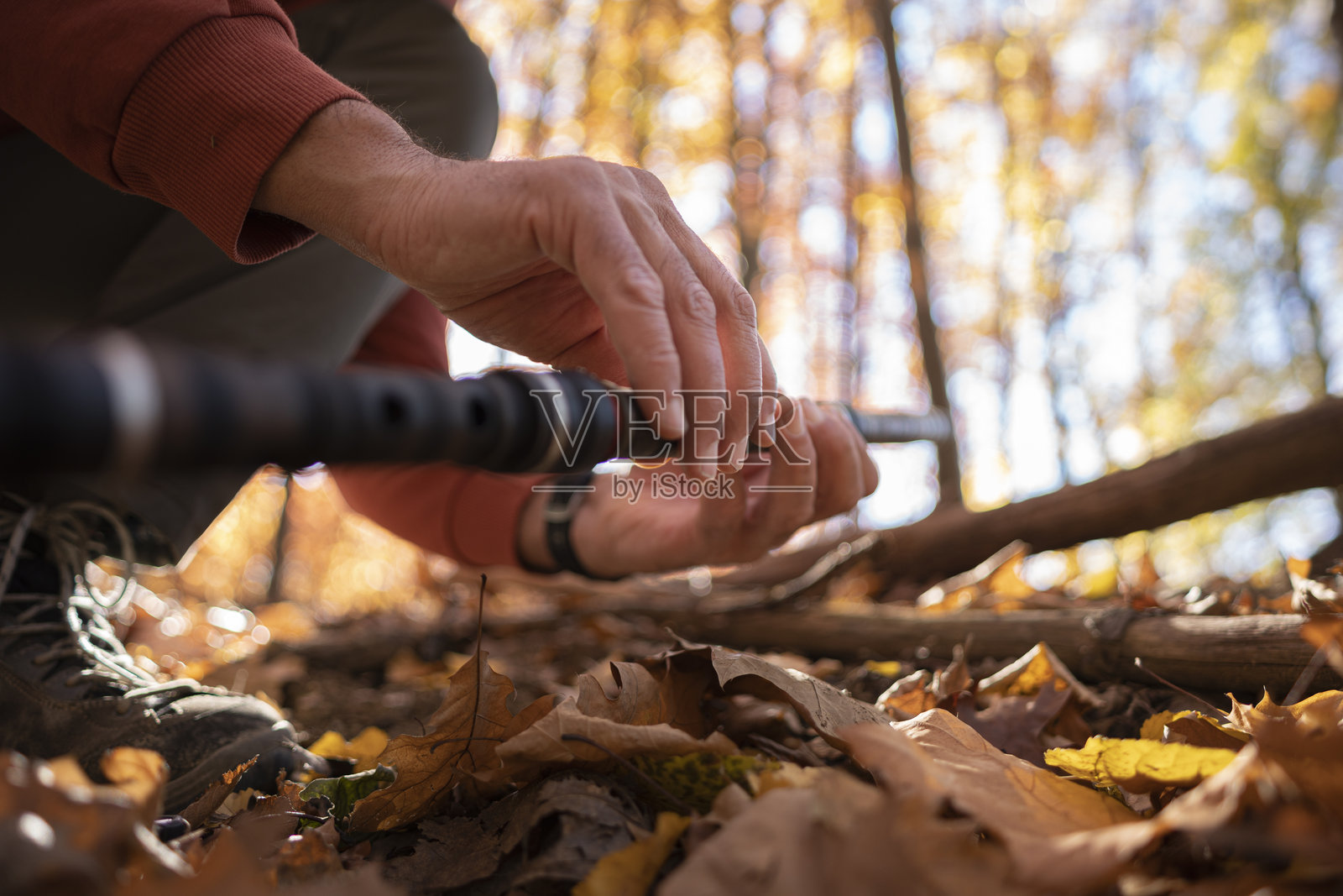 热带雨林河流中的探险者，皮划艇冒险之旅，鸟瞰图照片摄影图片