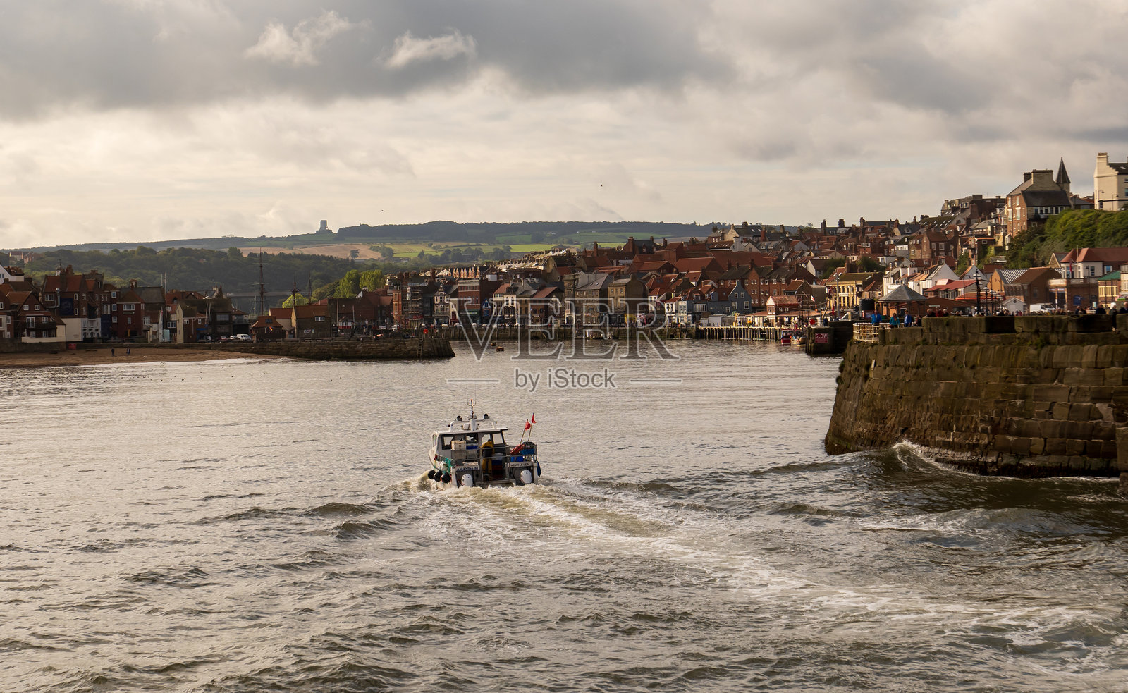 小渔船正驶回港口照片摄影图片