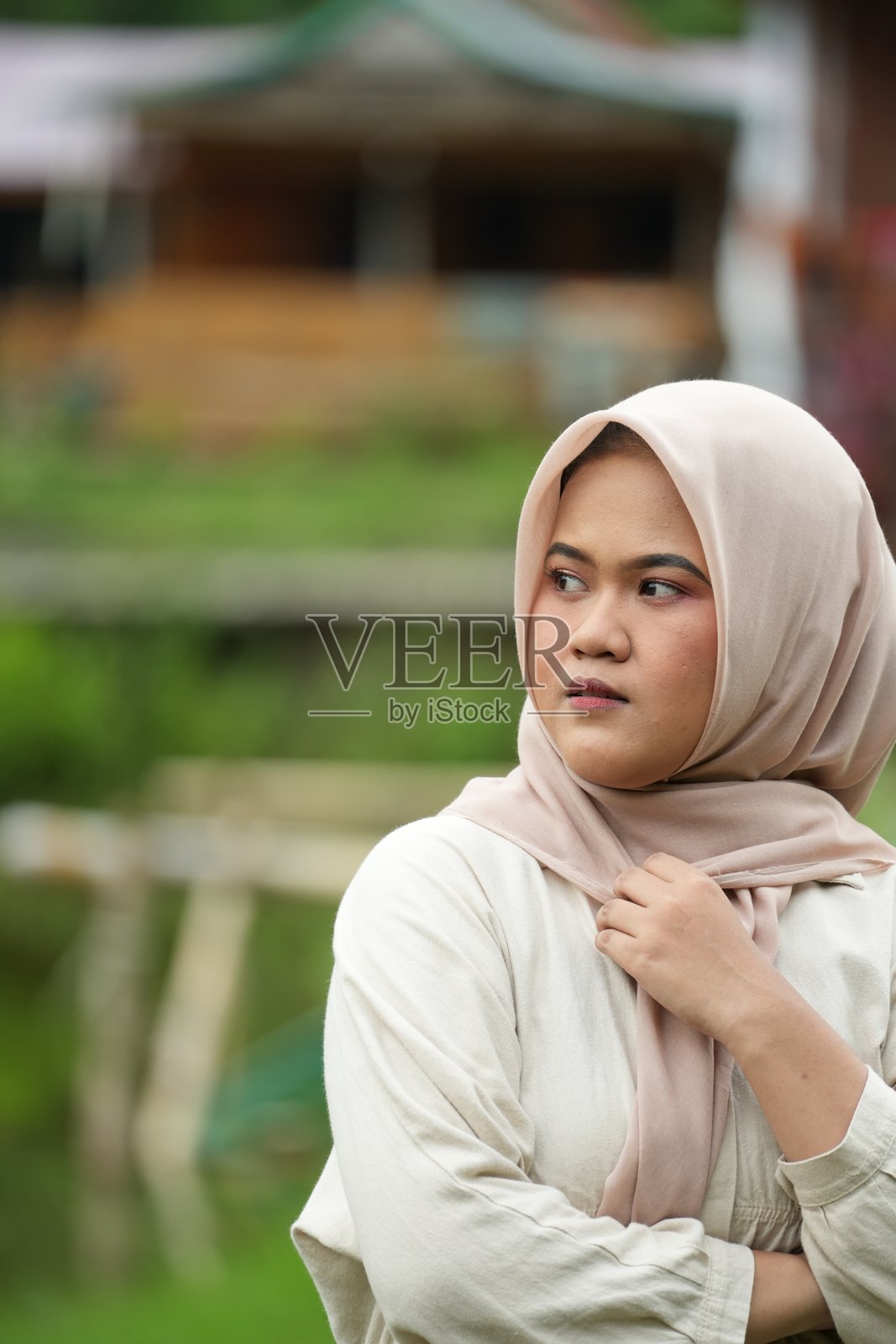 一位女模特在大自然中与村庄和青山合影照片摄影图片