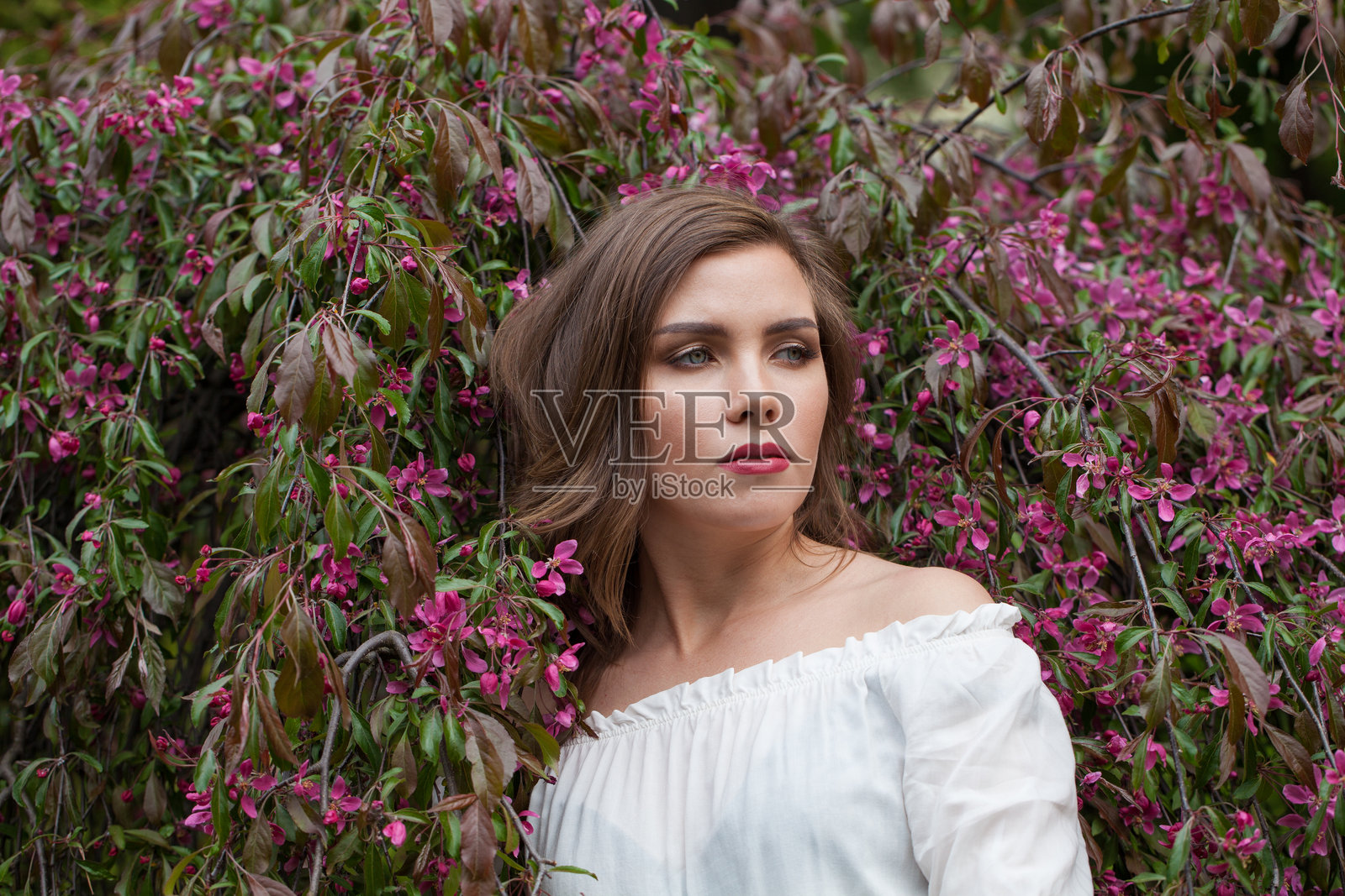 可爱的时装模特户外肖像。健康美女照片摄影图片