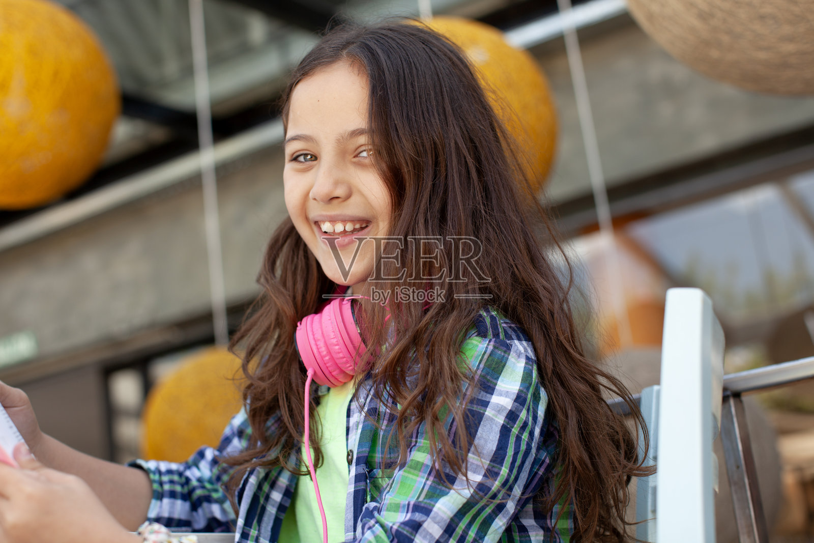 快乐的少女做作业，回到学校照片摄影图片