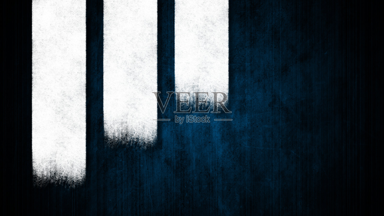 深海军蓝色的空白磨损条纹粗糙乡村抽象横向背景，上面有三条模糊的白色刷子笔触。插画图片素材