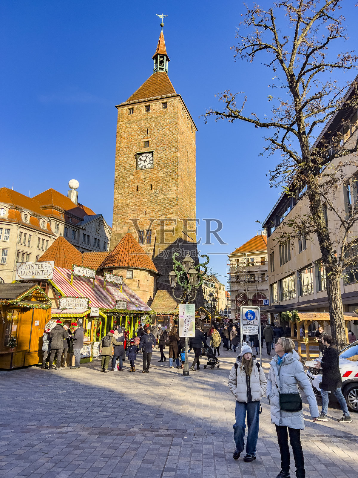 纽伦堡圣诞市场上的人们。照片摄影图片