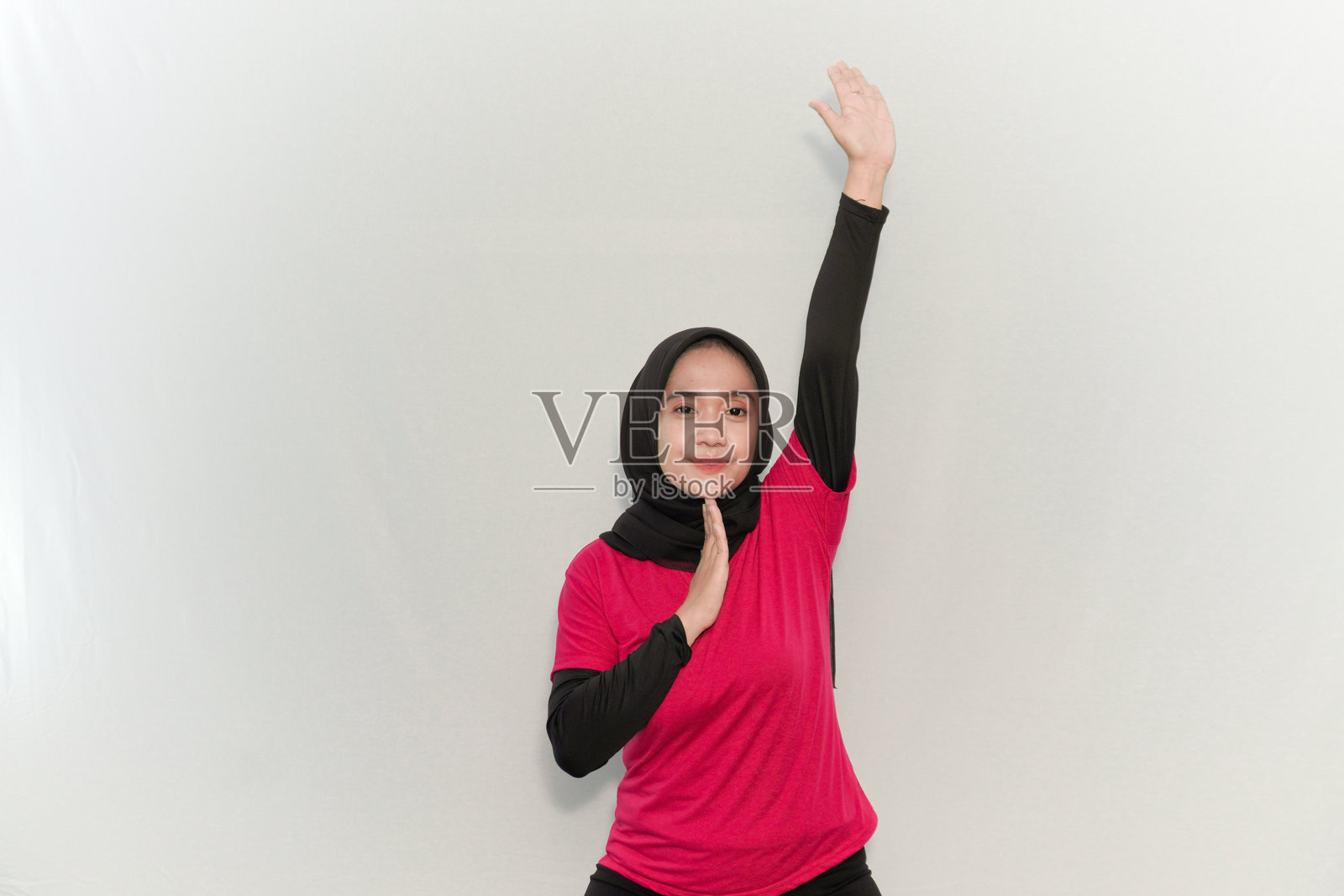 穿着红色头巾的女性单手热身运动照片摄影图片