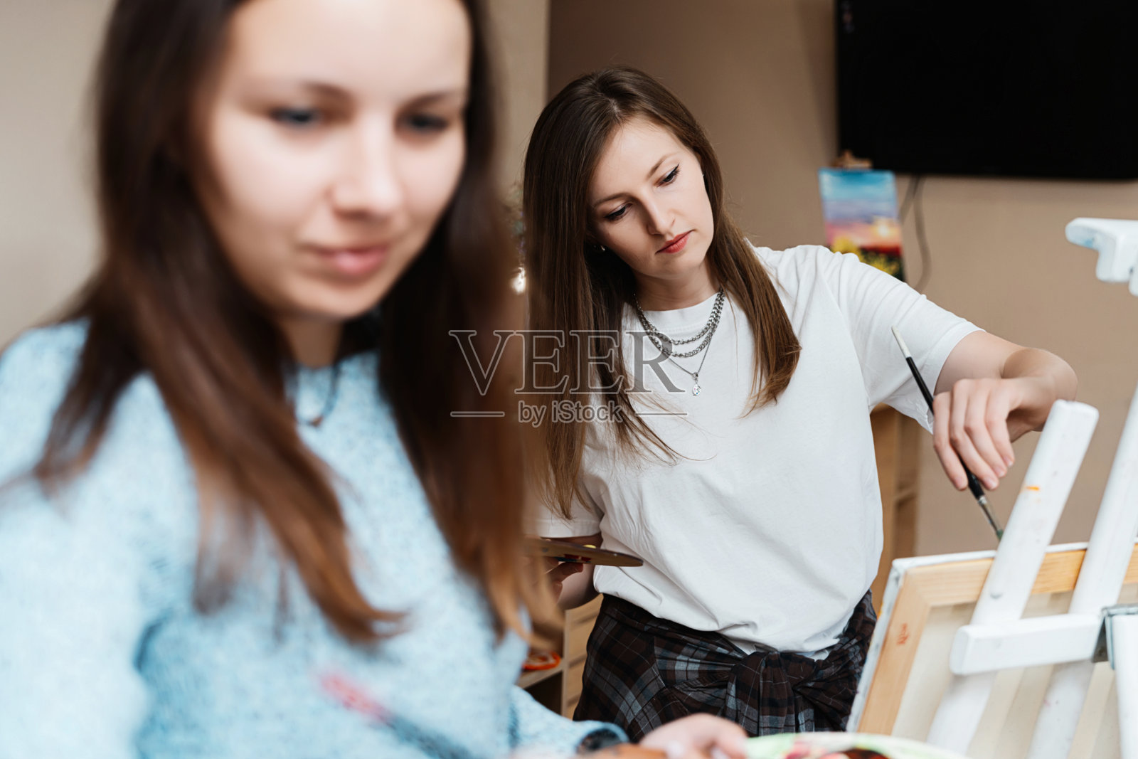 两位艺术家在舒适的工作室空间中享受创意绘画时光照片摄影图片