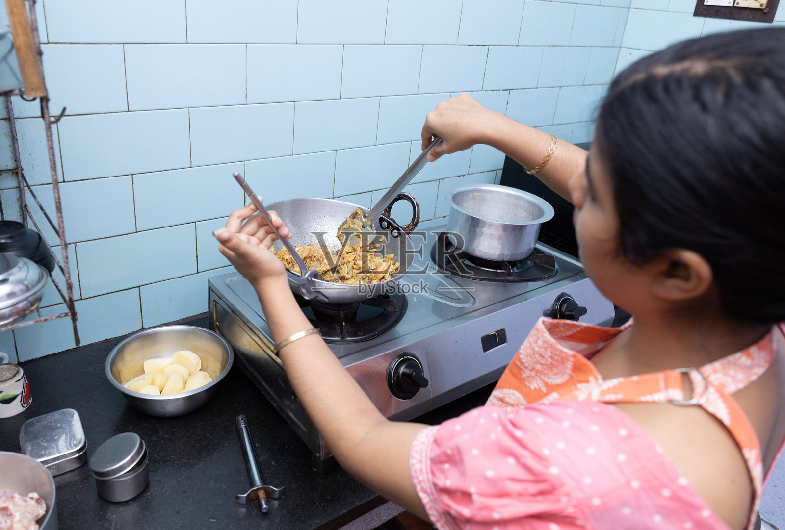 印度家庭主妇在厨房里照片摄影图片