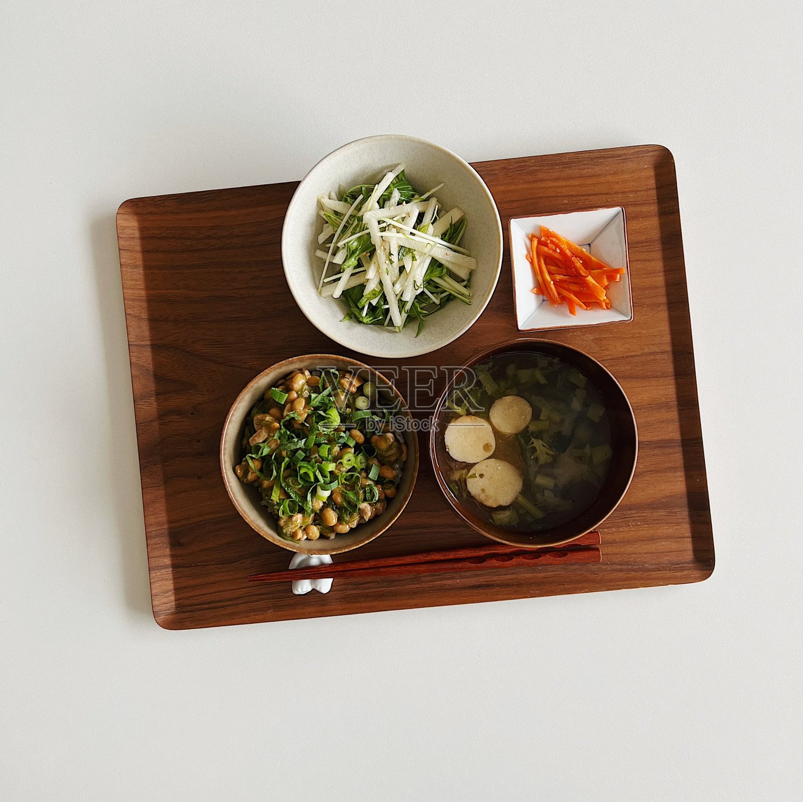 桌上色彩丰富的韩国美食，包含各种小菜（如泡菜、腌制蔬菜和调味绿叶菜）。非常适合美食摄影，展示传统的韩国餐饮文化。照片摄影图片