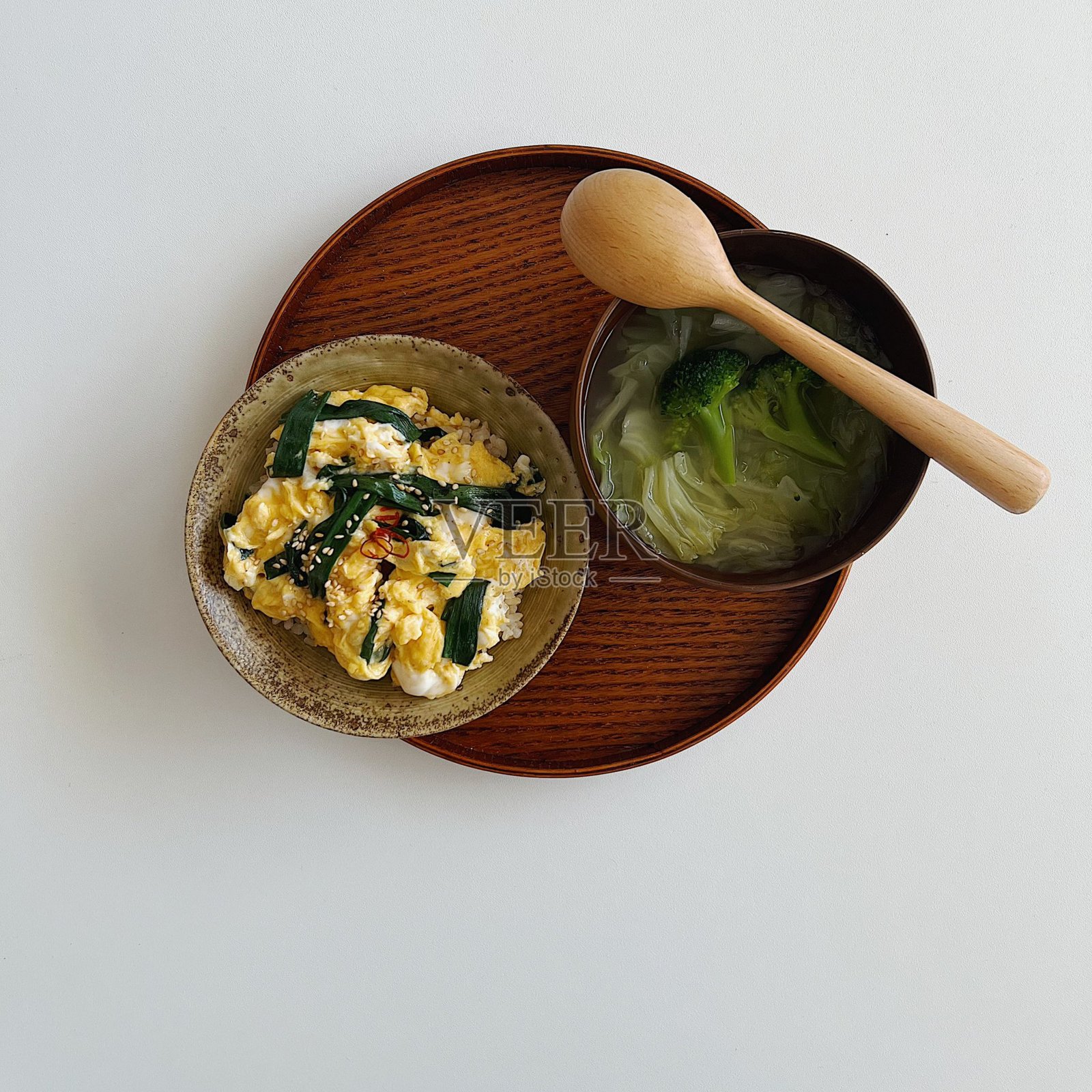 桌上色彩丰富的韩国美食，包含各种小菜（如泡菜、腌制蔬菜和调味绿叶菜）。非常适合美食摄影，展示传统的韩国餐饮文化。照片摄影图片