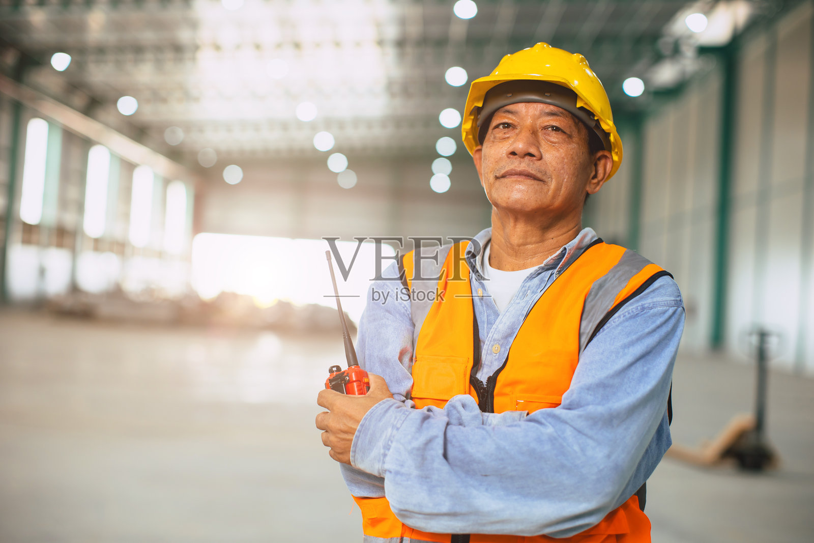 肖像聪明的亚洲工程师工人男性，成年工头工厂经理站立自信的成功人士照片摄影图片