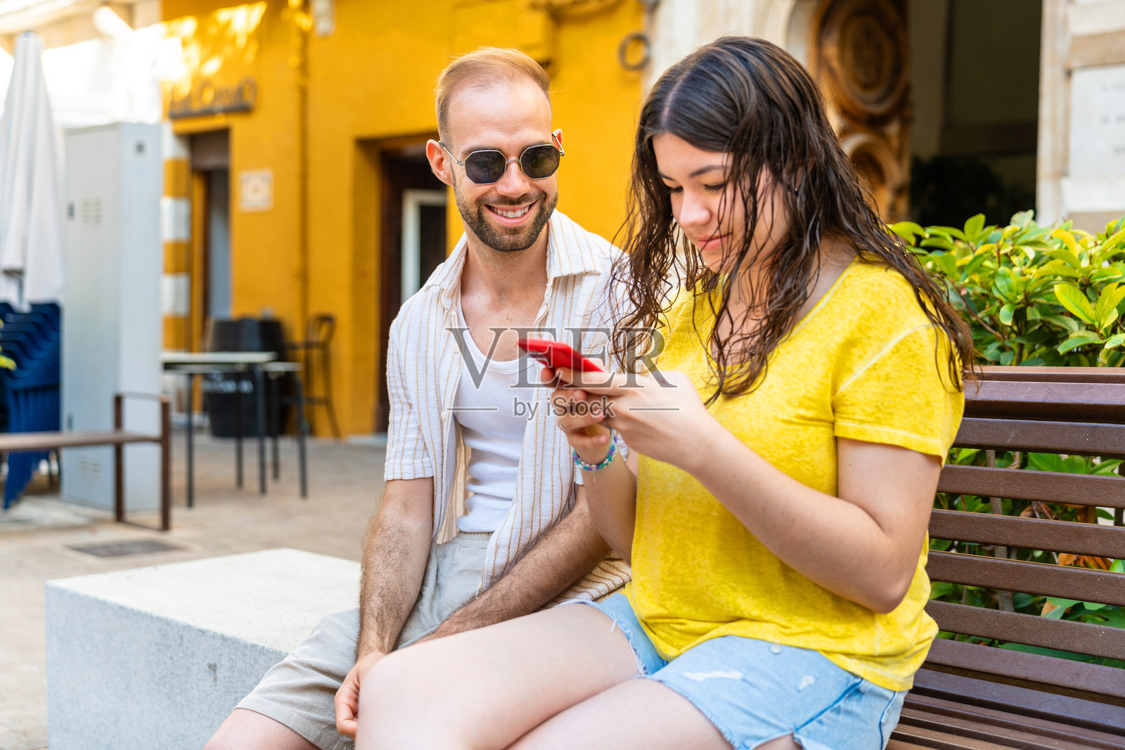 快乐的夫妇用手机聊天照片摄影图片