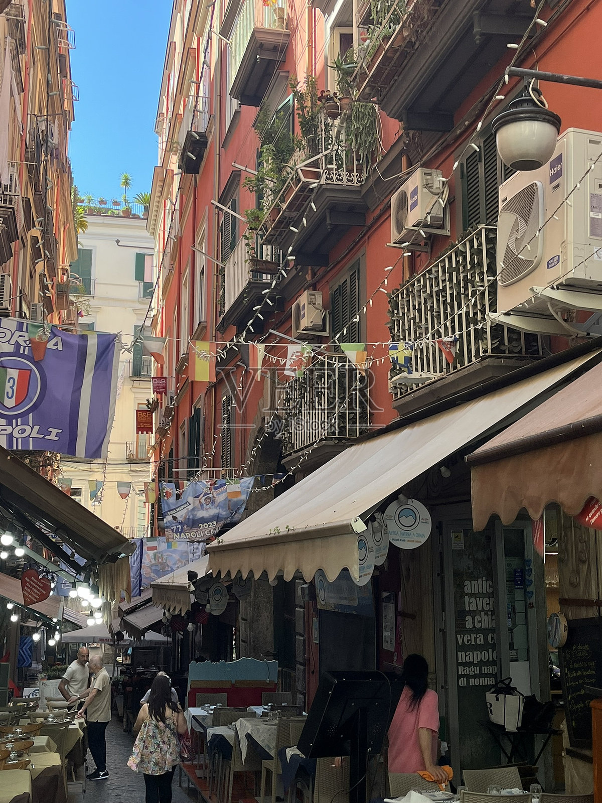 意大利 - 那不勒斯 - 老城区的小街道照片摄影图片