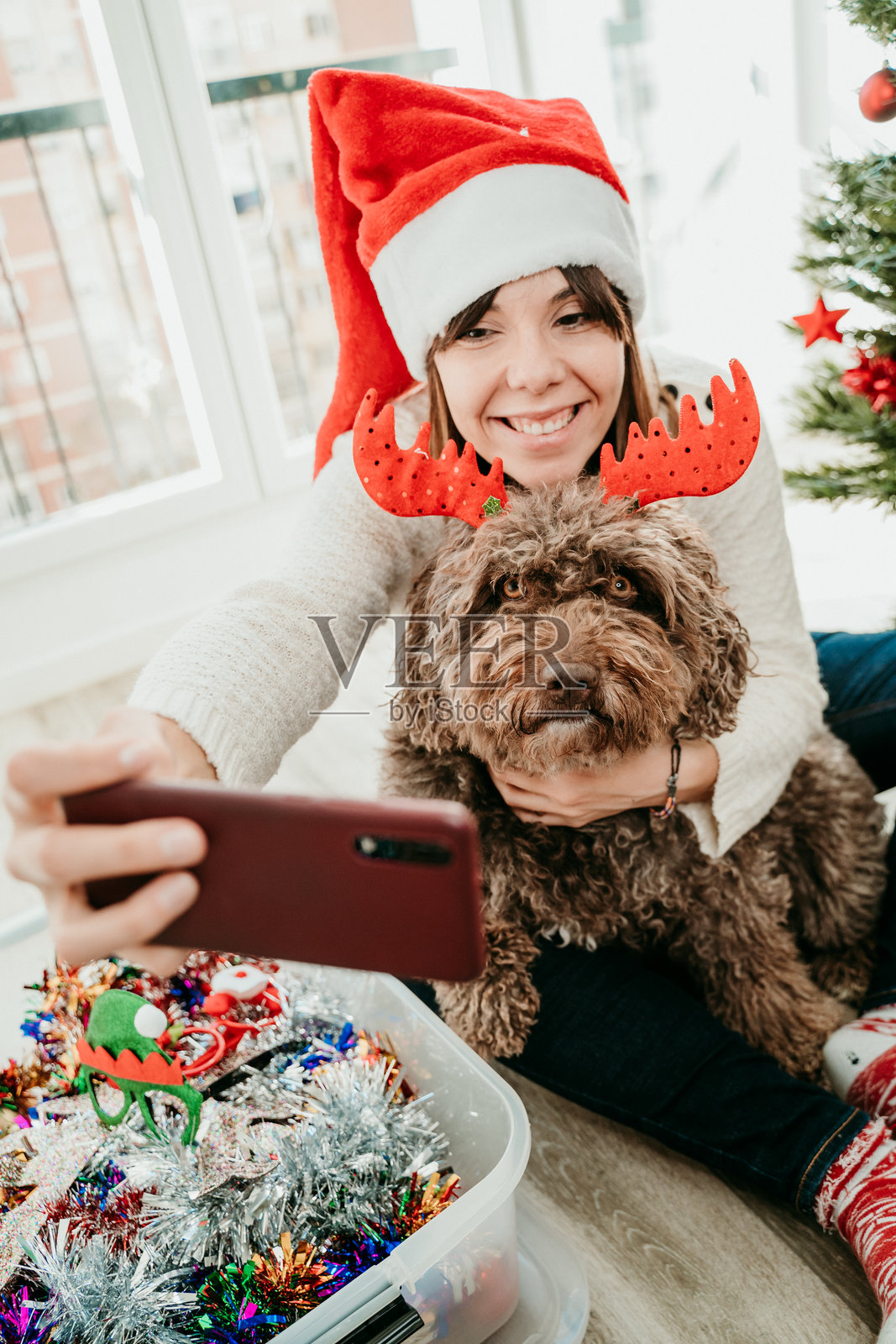 微笑的年轻女子使用智能手机的肖像照片摄影图片