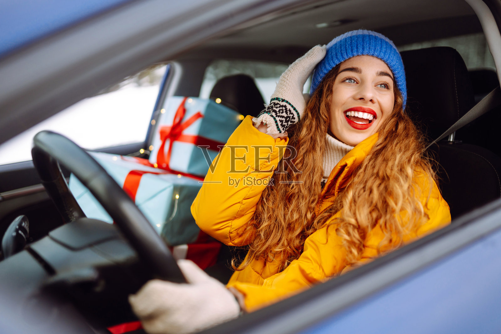 女性正在用车将礼物送回家。照片摄影图片