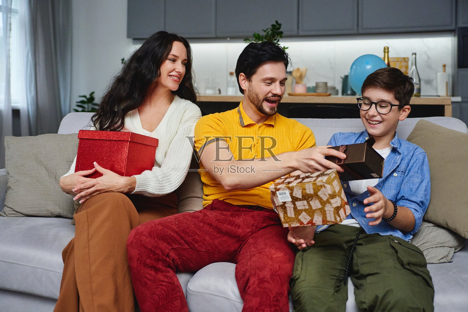 温馨的客厅环境中，家庭聚会互赠礼物照片摄影图片