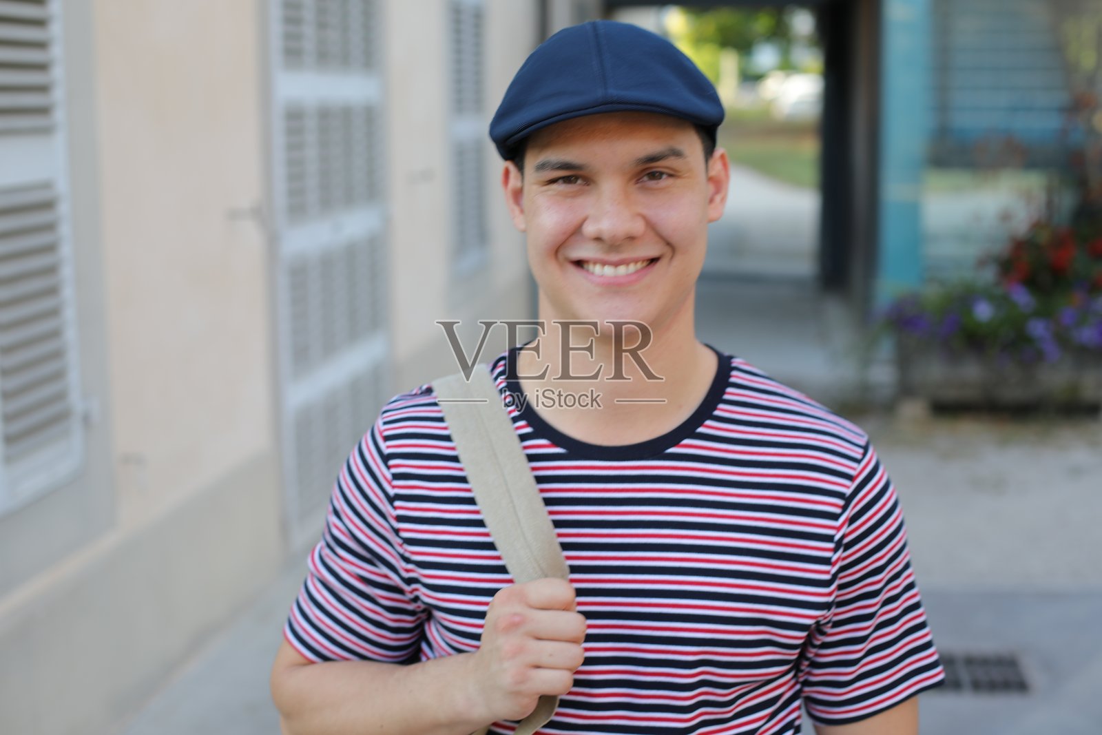 年轻英俊的男人拿着他的背包照片摄影图片