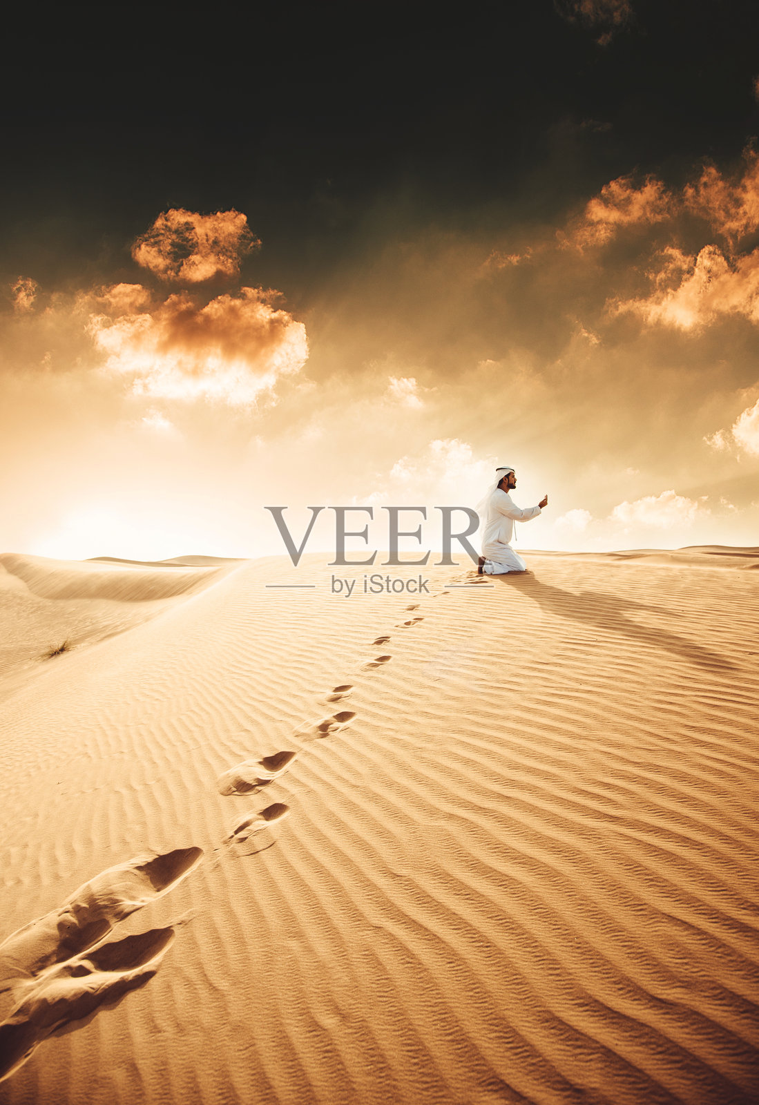 阿拉伯人在沙漠中祈祷照片摄影图片