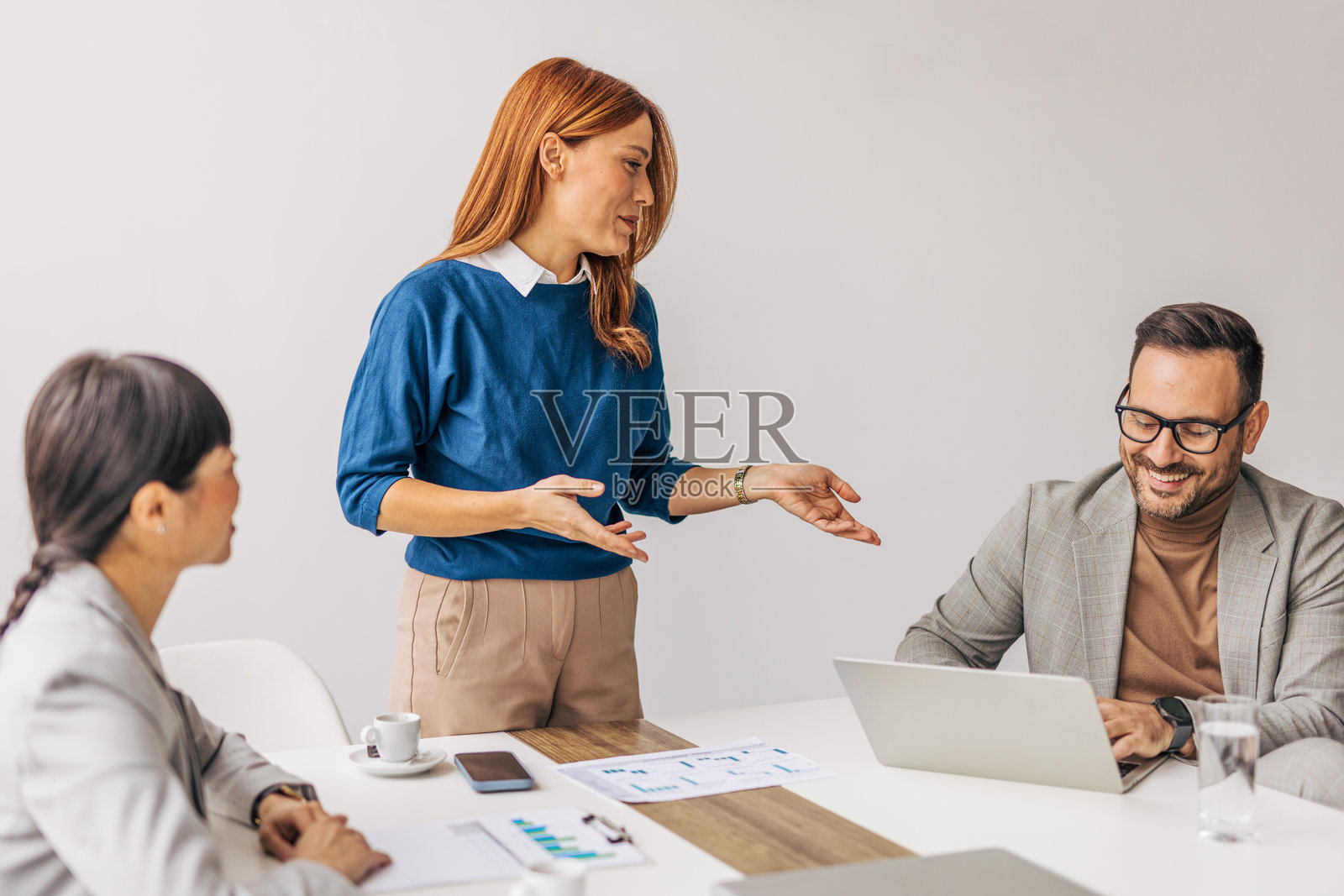 一位同事正在办公室向同事们做演讲照片摄影图片