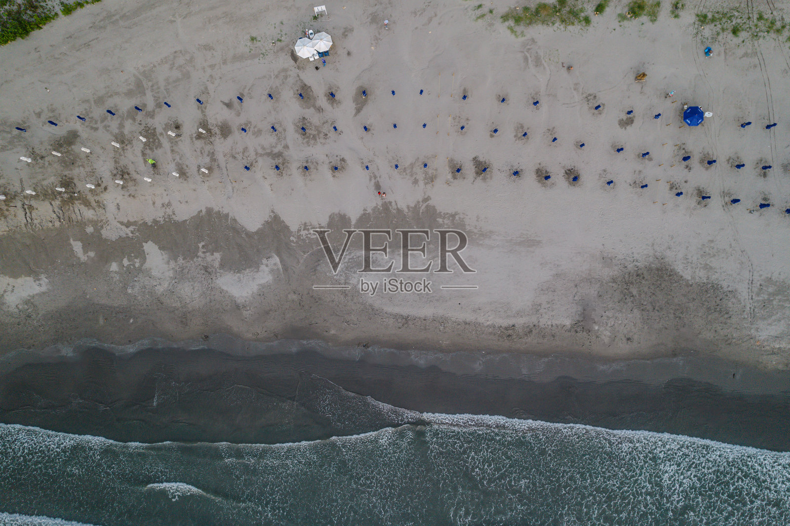 美丽的博卡格兰德酒店区鸟瞰图，位于以长长的沙滩和棕榈树环绕的海滨长廊而闻名的高档区域 - 哥伦比亚卡塔赫纳照片摄影图片