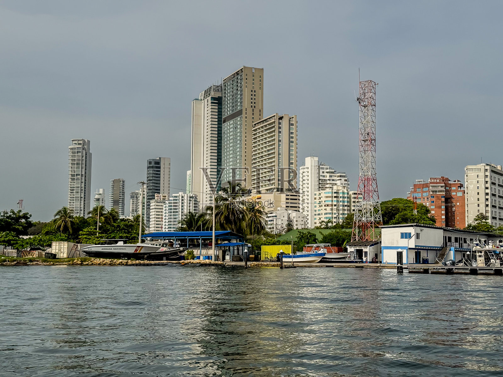美丽的空中视角，展示了哥伦比亚卡塔赫纳的博卡格兰德酒店区，这里以长长的沙滩和棕榈树环绕的海滨大道而闻名。照片摄影图片