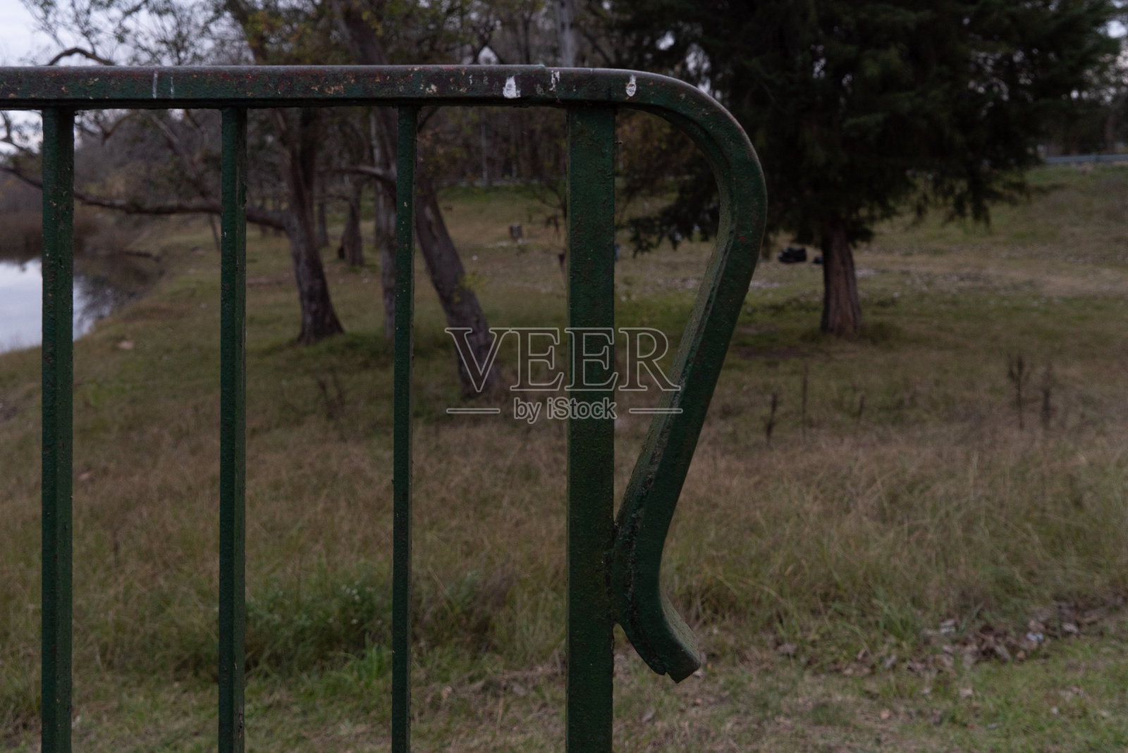 埃塞萨的混凝土桥与绿色栏杆。照片摄影图片