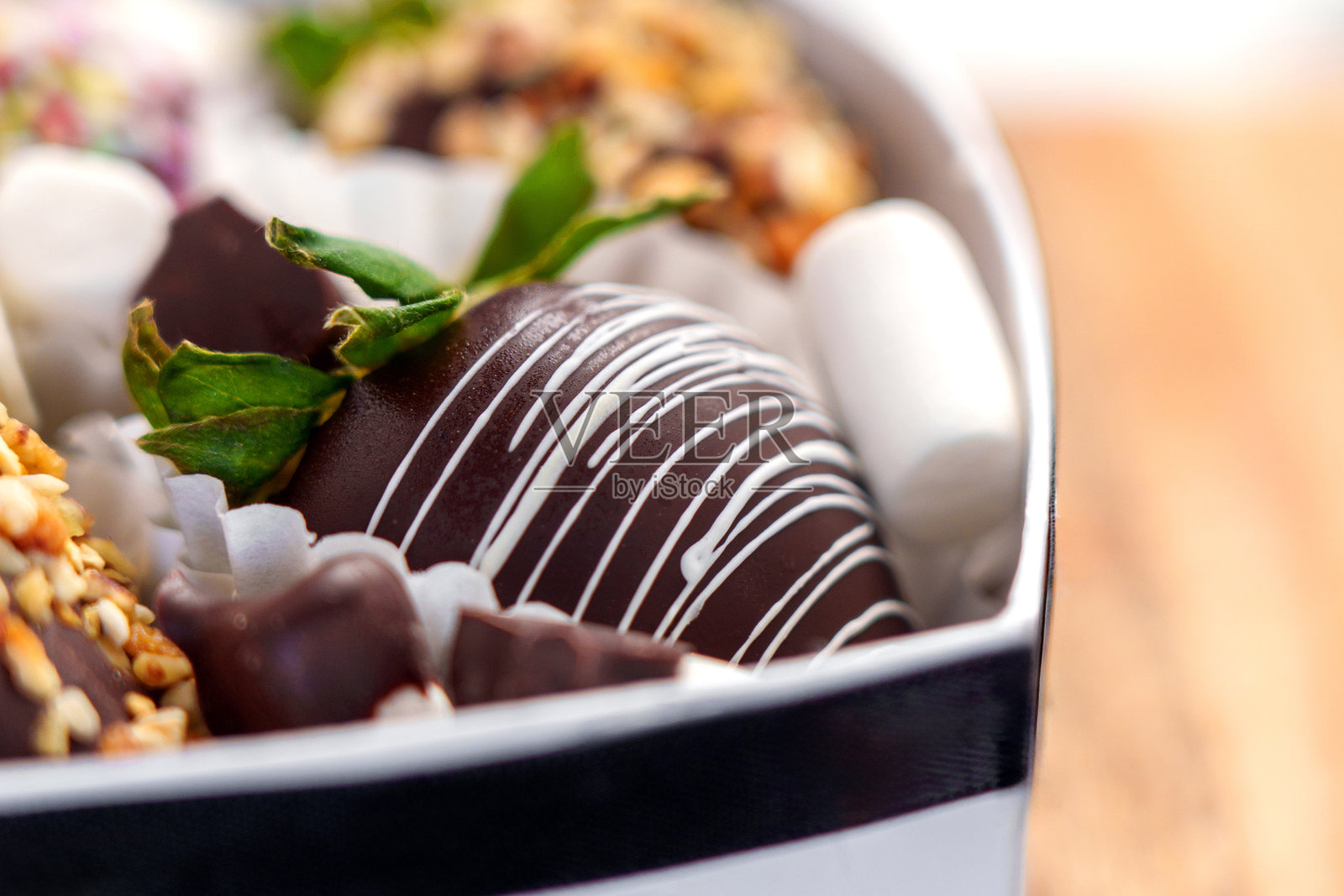 奢华的巧克力覆盖草莓，上面装饰着白色糖霜照片摄影图片