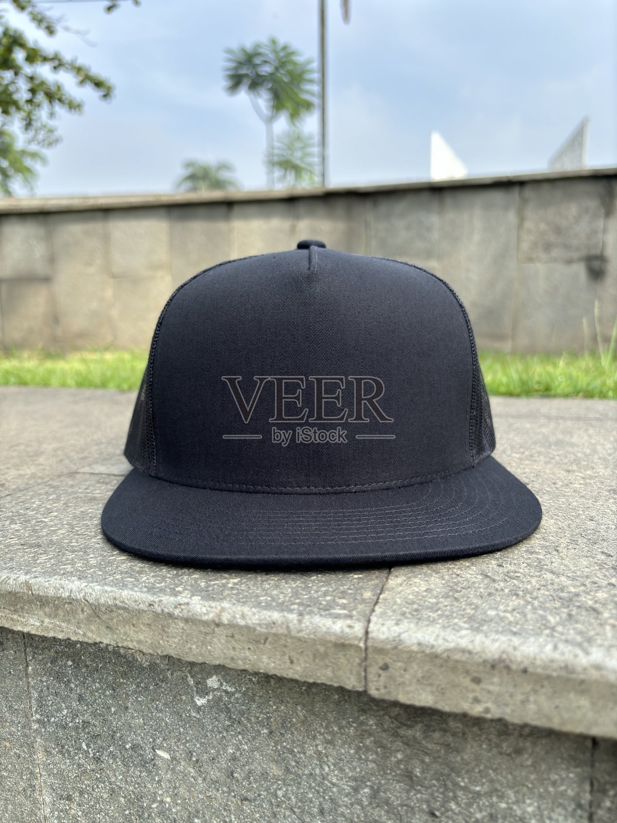 户外黑色网眼帽正面视图，适合用于样机展示照片摄影图片