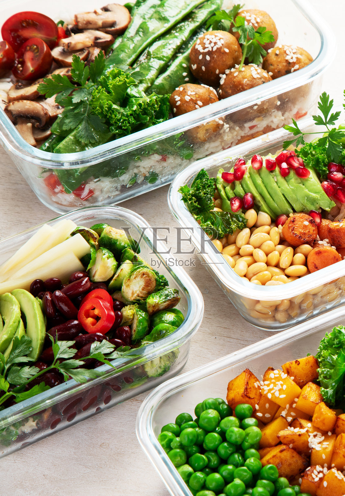 装有新鲜素食的玻璃容器，准备进行餐前准备。照片摄影图片