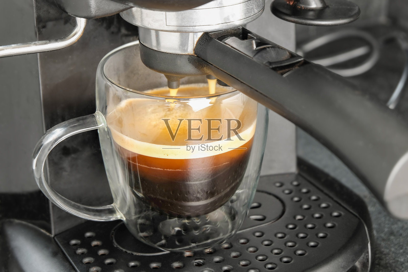 咖啡机背景上的咖啡杯照片摄影图片