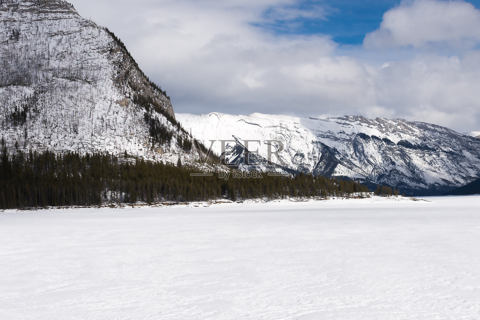 冬季风景中的雪山和树木照片摄影图片