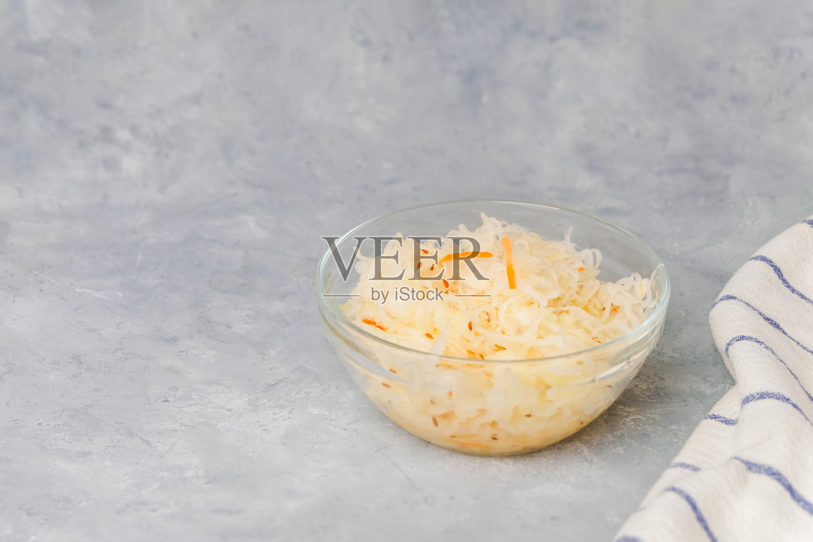 中性光背景下的酸菜盘。发酵食品概念照片摄影图片