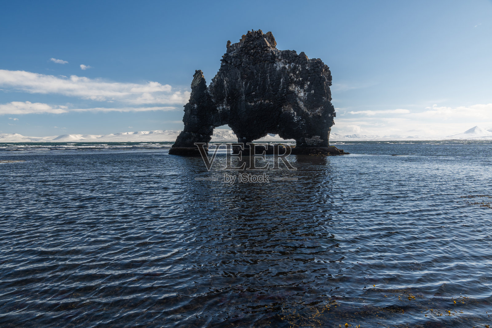 冰岛海域的Hvítserkur岩石形成物照片摄影图片