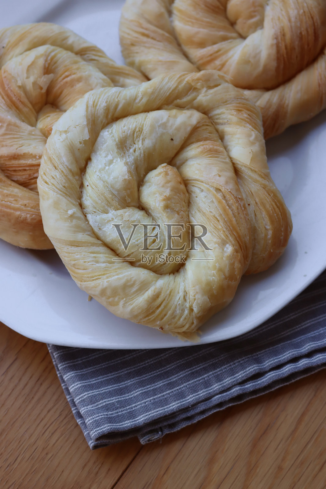 奶酪填充的泡芙面团卷放在盘子上照片摄影图片