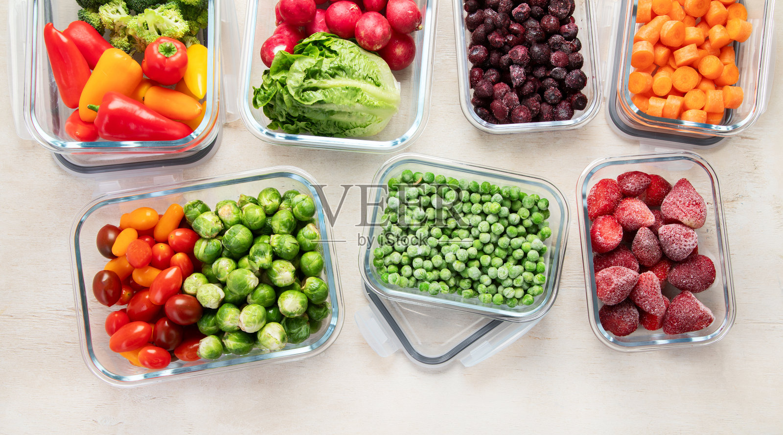 桌子上放着装有新鲜生蔬菜的箱子。照片摄影图片