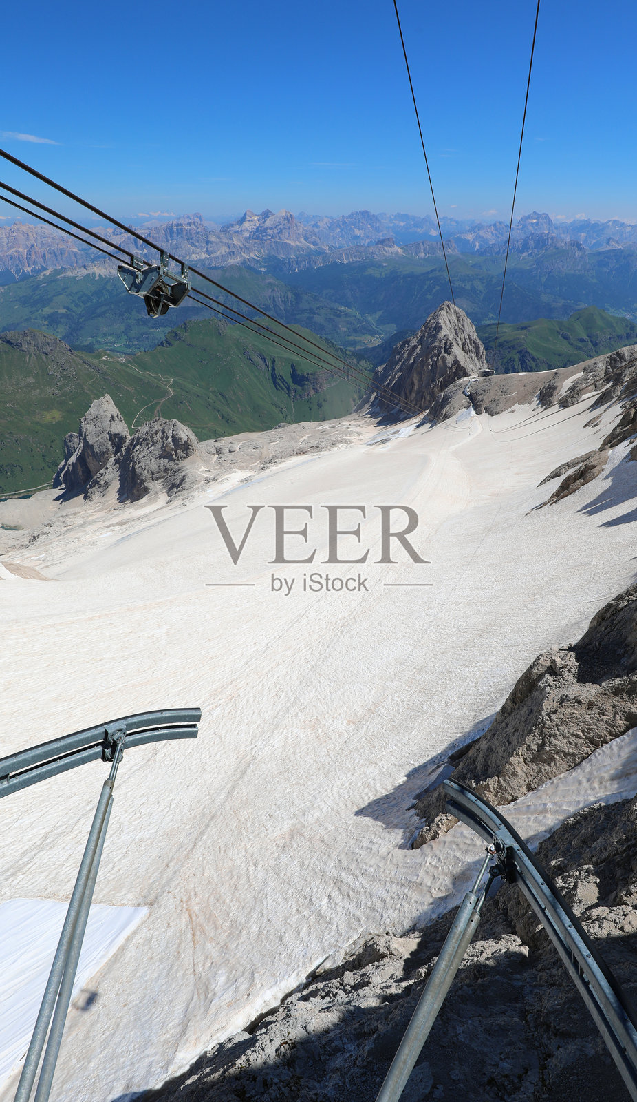 意大利北部多洛米蒂山脉马尔莫拉达山的索道金属缆线照片摄影图片