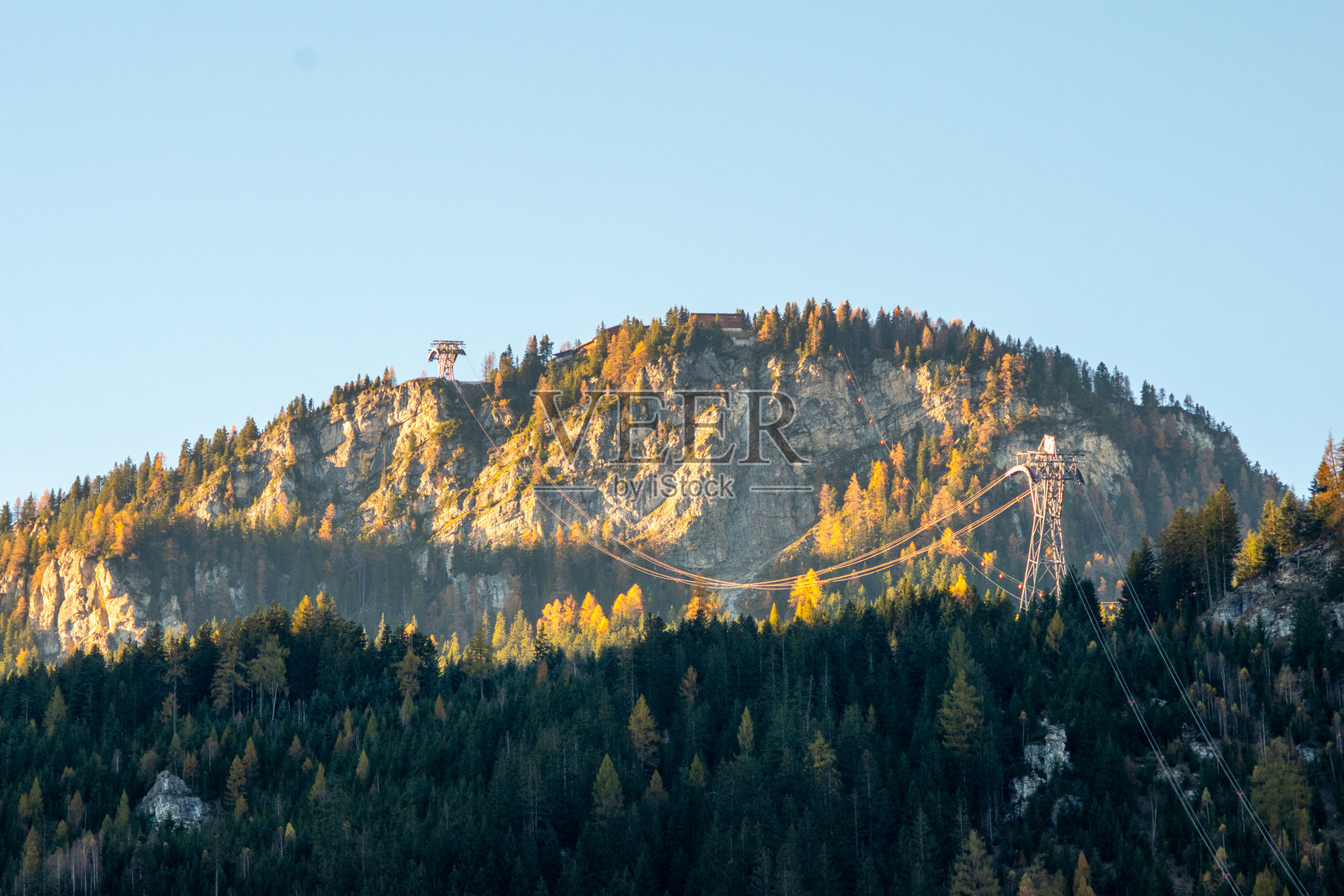 山顶的缆车滑雪索道。照片摄影图片
