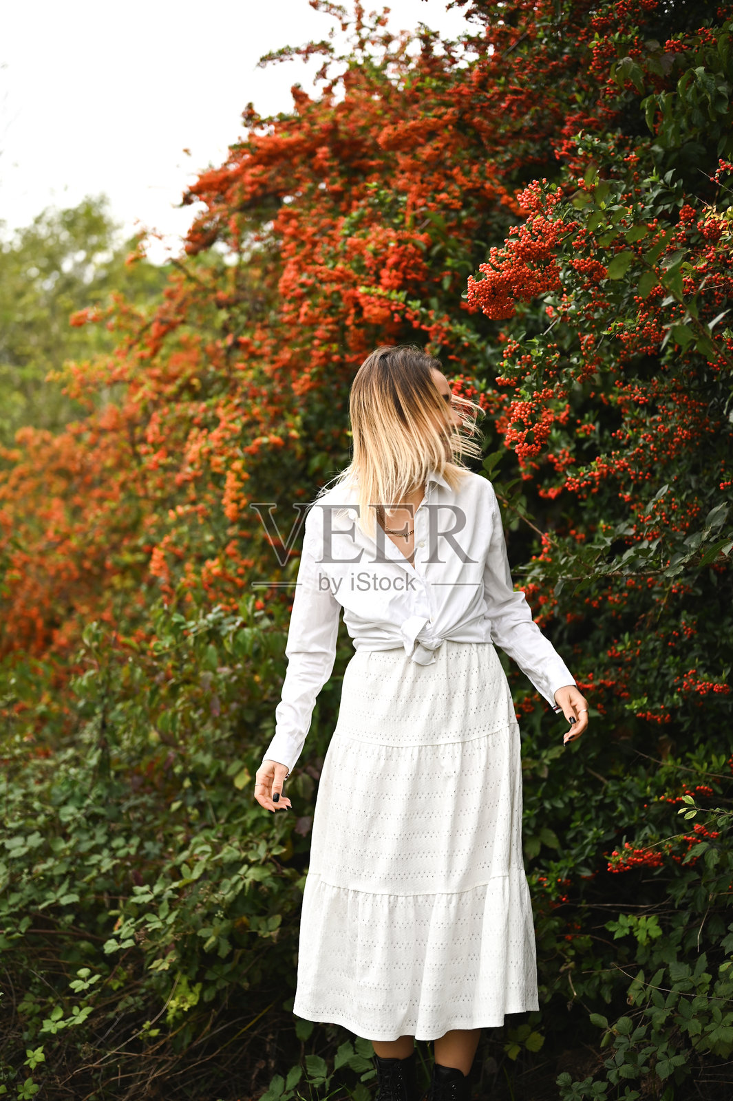 时尚女性在花园中。照片摄影图片