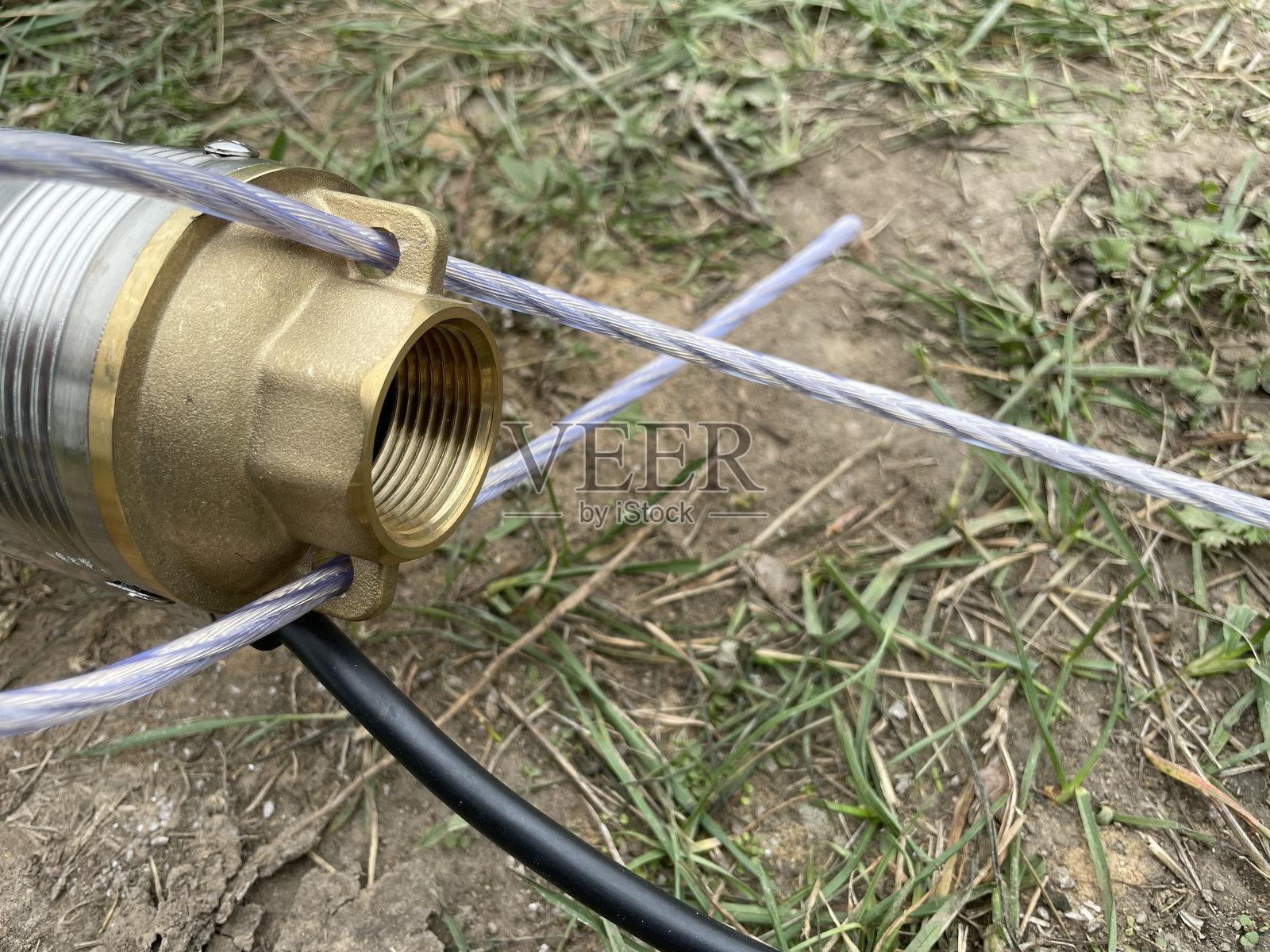 用于地下水抽取的潜水井泵照片摄影图片