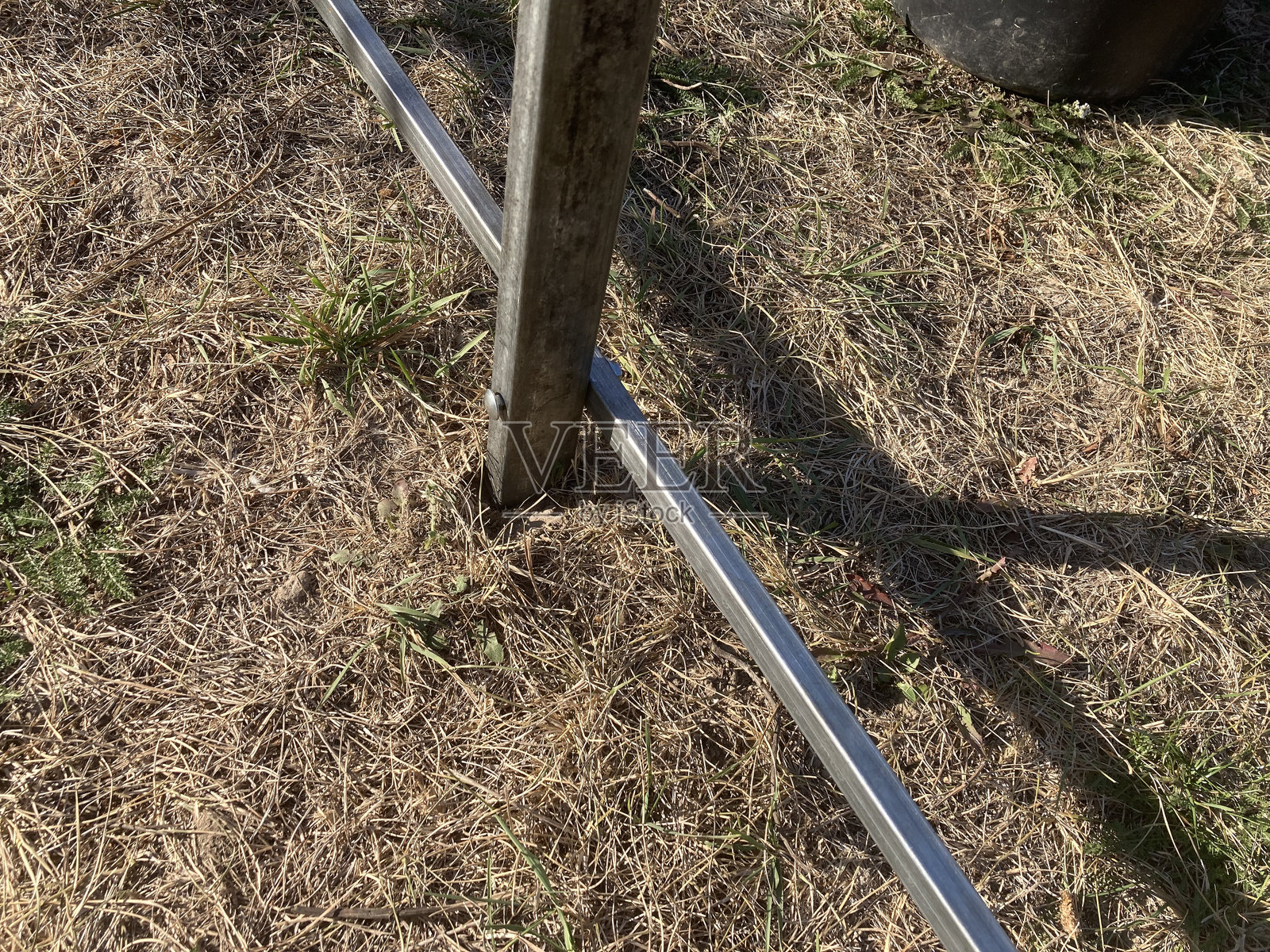 安装带有聚碳酸酯覆盖的金属框架温室照片摄影图片