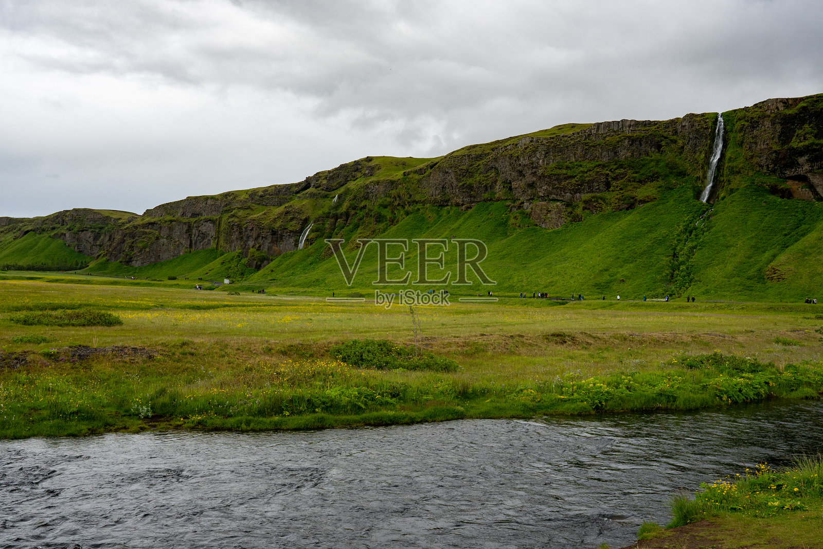 冰岛的瀑布和河流，塞尔雅兰德斯瀑布照片摄影图片