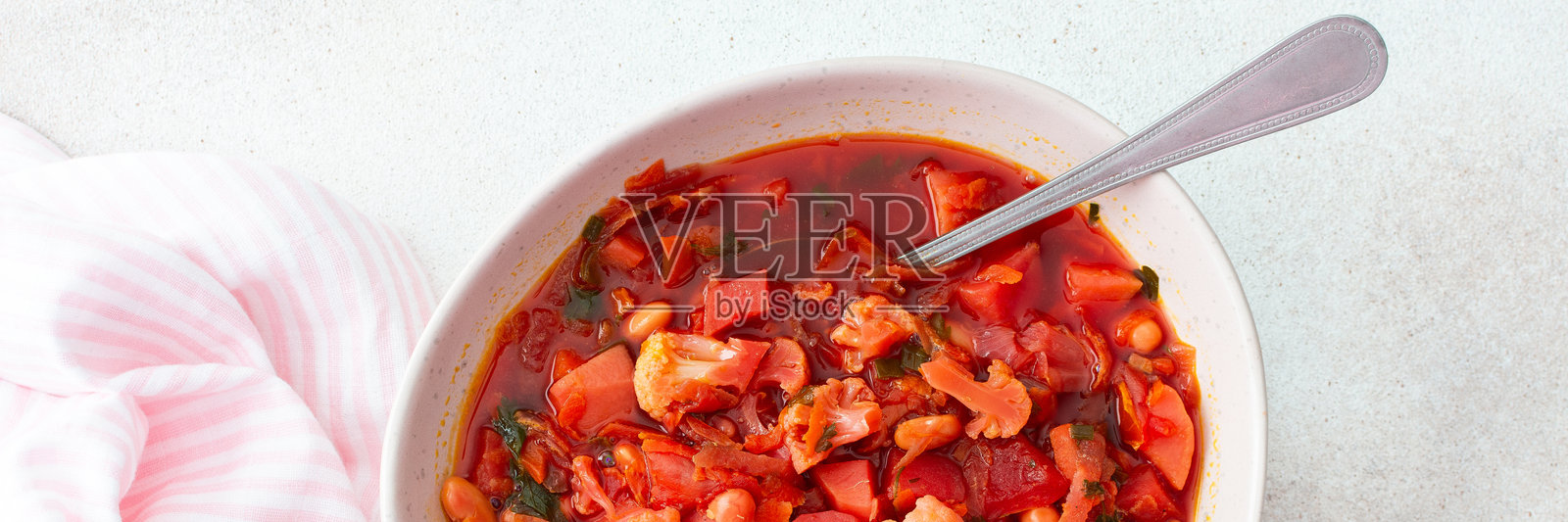 红菜汤配甜菜、蔬菜和花椰菜，鹰嘴豆饼和混合沙拉照片摄影图片