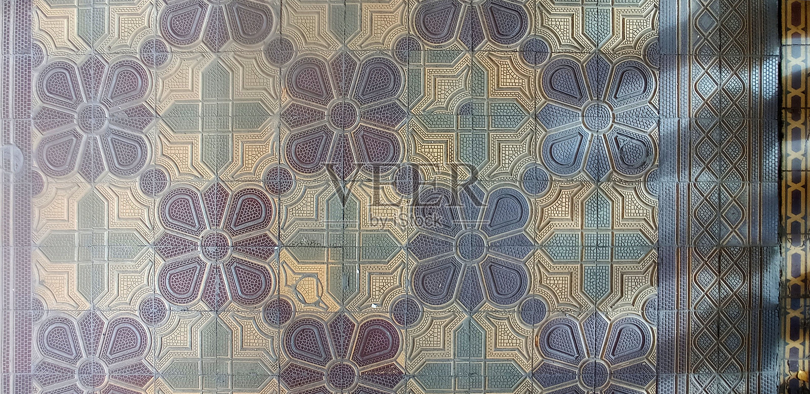 色彩斑斓的几何设计人行道砖的视角。美丽街道砖的特写背景。照片摄影图片