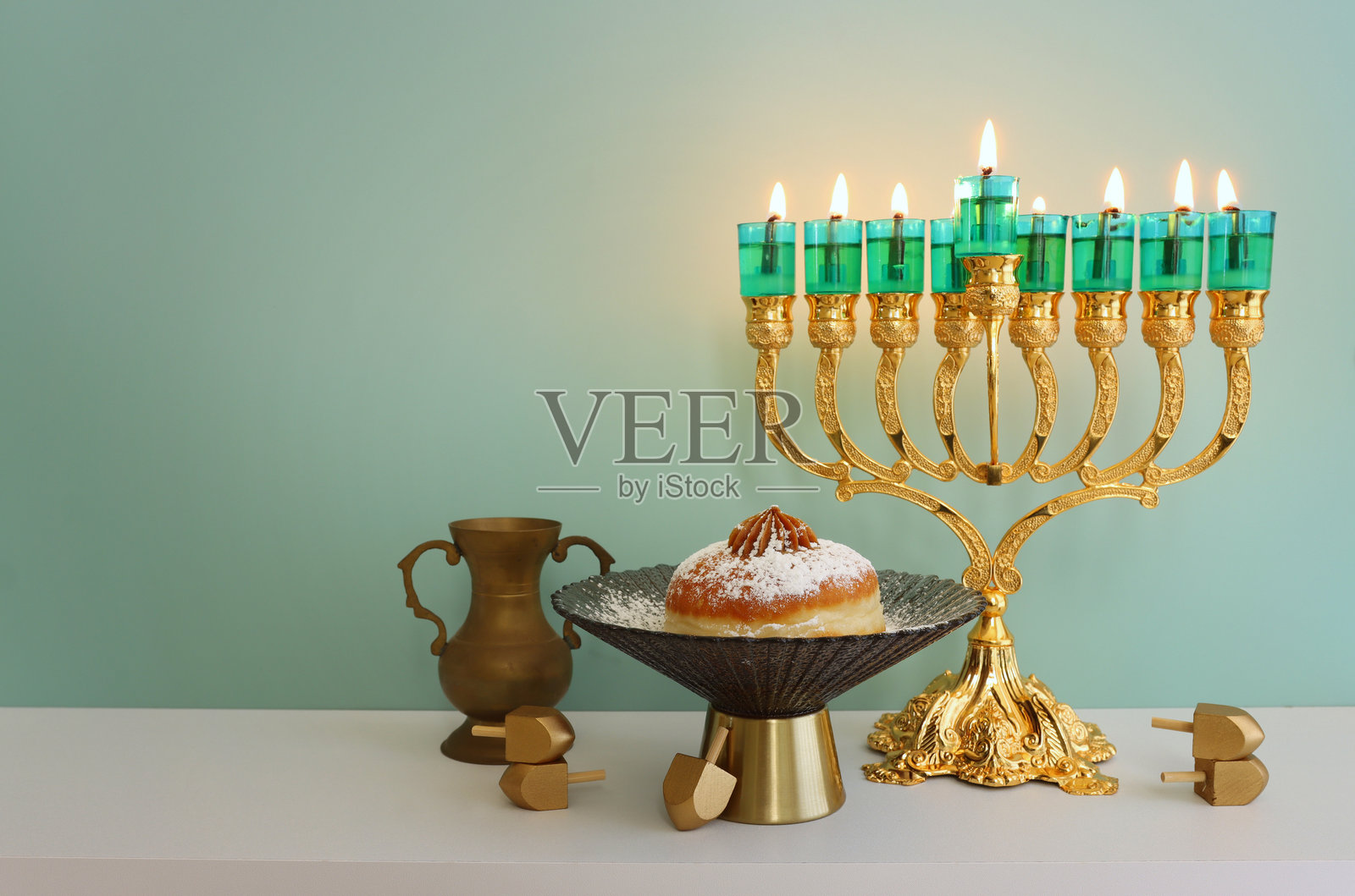 犹太节日光明节的宗教图像背景，包含烛台（传统的烛台）和蜡烛照片摄影图片