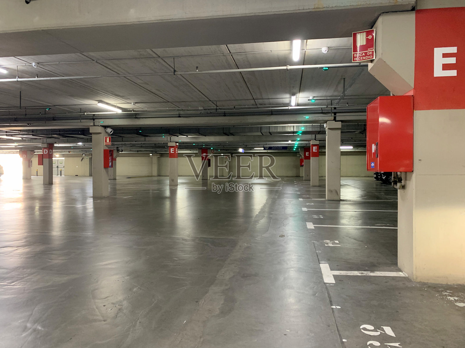 地下停车场照片摄影图片
