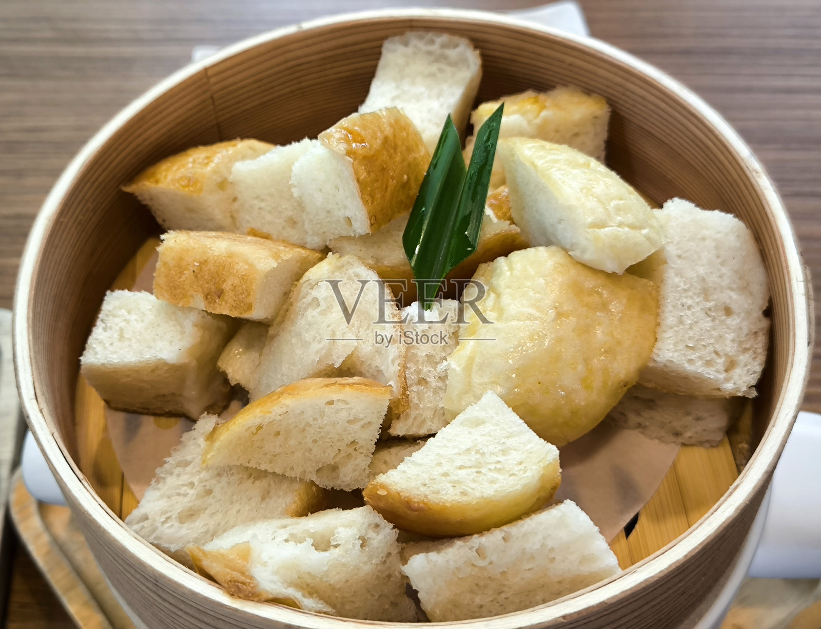 蒸吐司配香兰奶油，餐厅供应，传统泰国甜点照片摄影图片